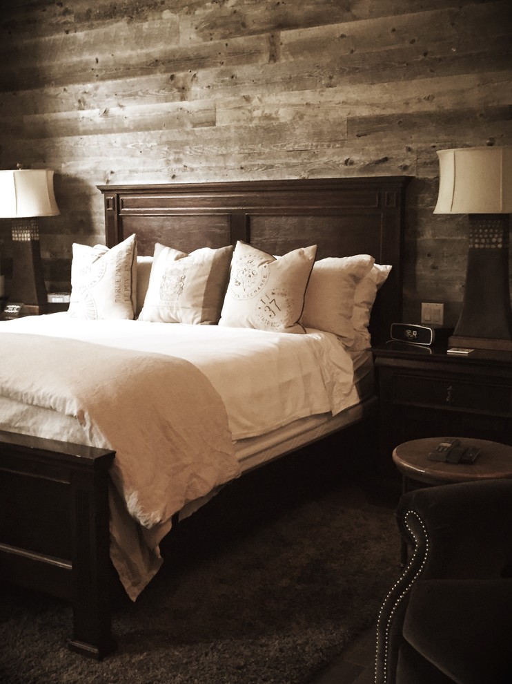 Foto de dormitorio principal rural sin chimenea con paredes marrones y suelo de madera oscura