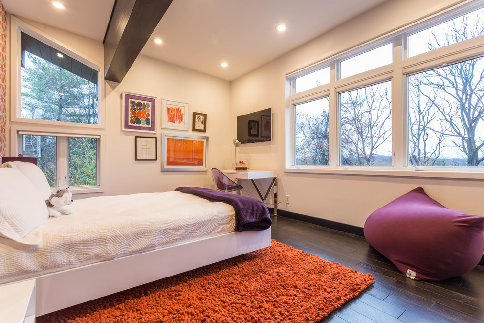 Imagen de dormitorio actual de tamaño medio con suelo de madera oscura