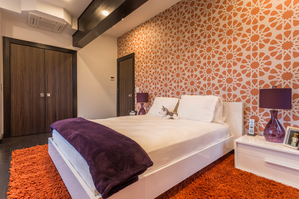Imagen de habitación de invitados actual de tamaño medio con parades naranjas y suelo de madera oscura