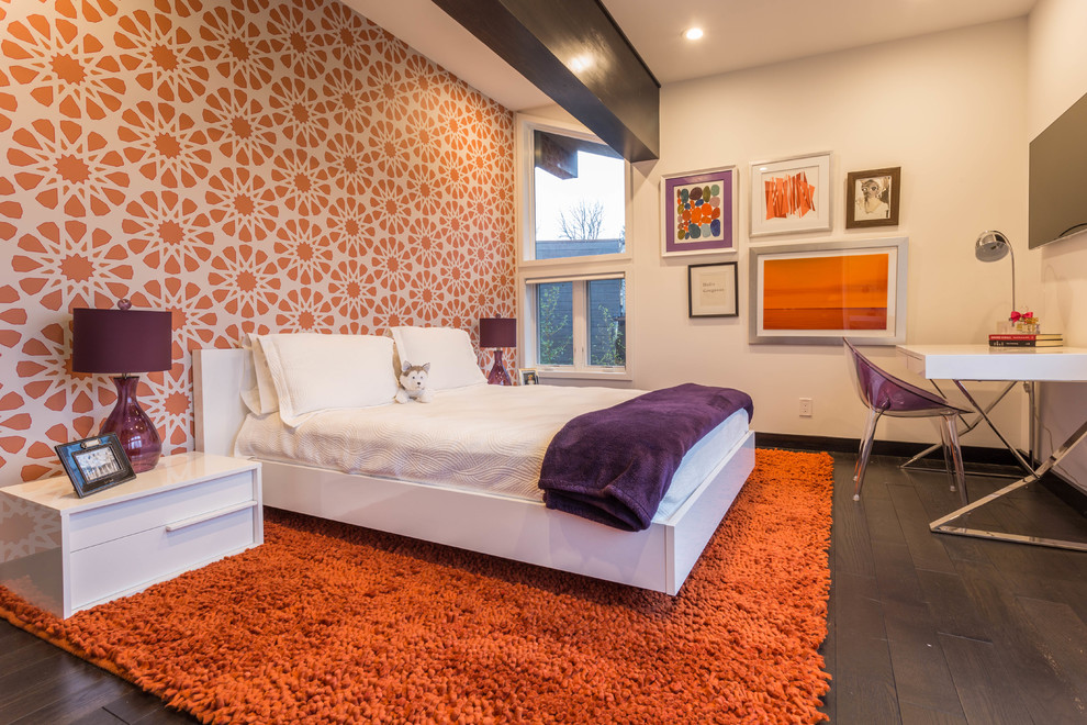 Inspiration pour une chambre d'amis design de taille moyenne avec un mur orange, parquet foncé et aucune cheminée.
