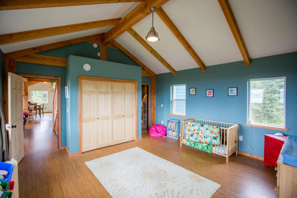 Свежая идея для дизайна: большая гостевая спальня (комната для гостей) в стиле кантри с синими стенами, полом из бамбука, коричневым полом, деревянным потолком и деревянными стенами - отличное фото интерьера