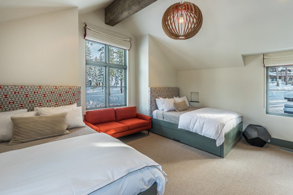 Idee per una camera degli ospiti chic con pareti beige, moquette e pavimento beige