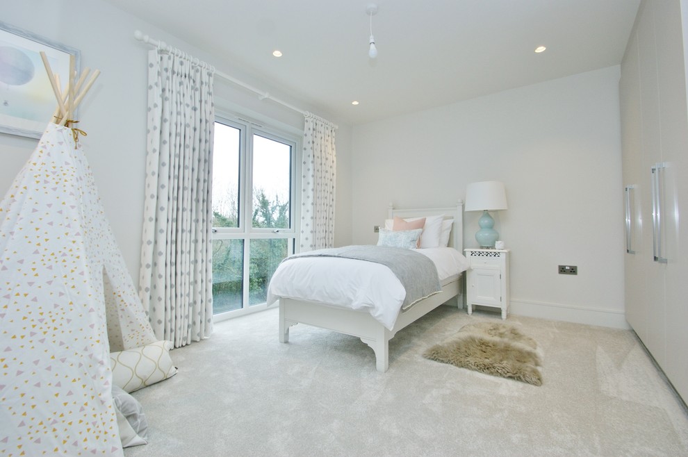 Ejemplo de habitación de invitados minimalista de tamaño medio con paredes grises, moqueta y suelo gris