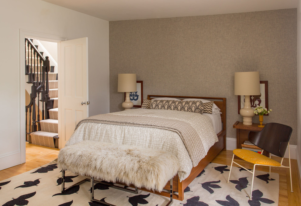 ボストンにあるトランジショナルスタイルのおしゃれな寝室 (白い壁、無垢フローリング、暖炉なし、オレンジの床) のレイアウト