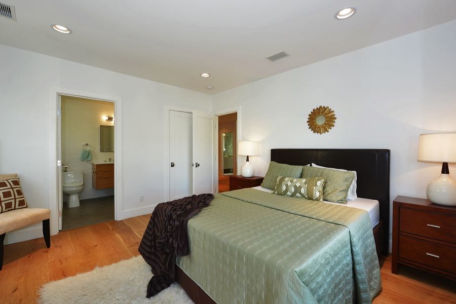 Стильный дизайн: гостевая спальня среднего размера, (комната для гостей) в стиле модернизм с белыми стенами и светлым паркетным полом - последний тренд