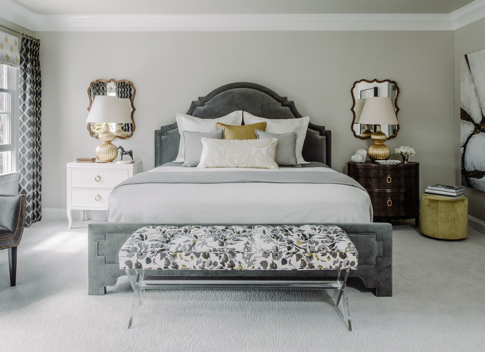 Пример оригинального дизайна: хозяйская спальня в стиле неоклассика (современная классика) с серыми стенами, ковровым покрытием и серым полом без камина