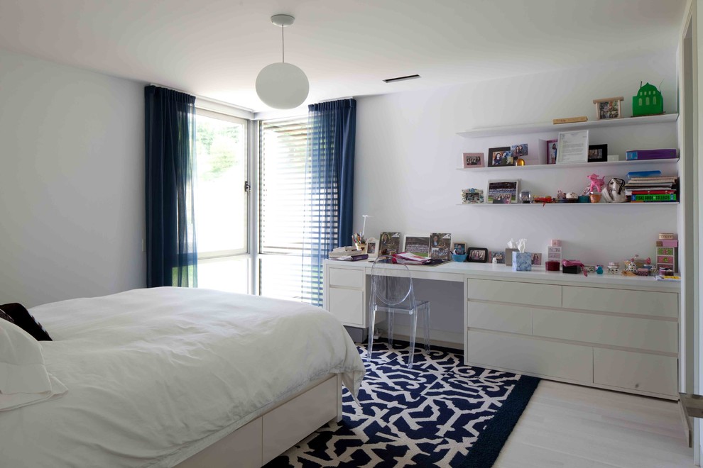Immagine di una camera da letto minimalista di medie dimensioni con pareti grigie e moquette