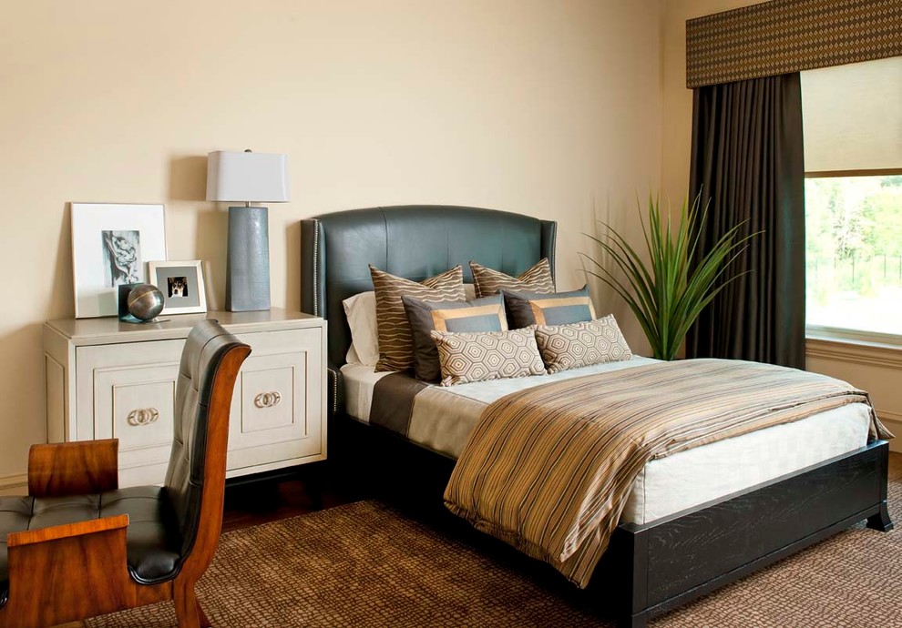 Bedroom - transitional bedroom idea in Dallas