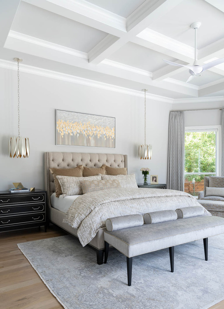 На фото: хозяйская спальня в стиле неоклассика (современная классика) с белыми стенами, светлым паркетным полом, бежевым полом и балками на потолке без камина с