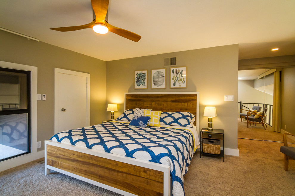 Imagen de dormitorio principal tropical con paredes marrones, moqueta y suelo marrón