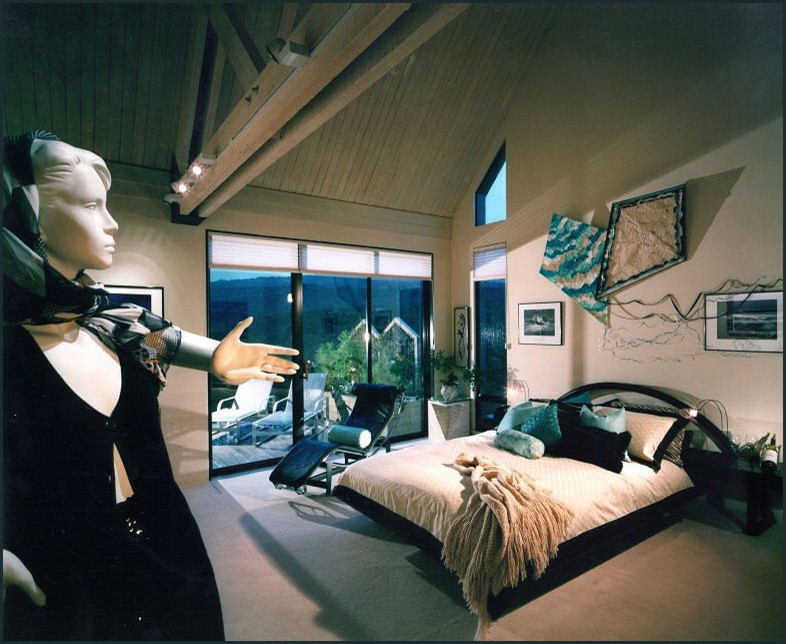Modelo de dormitorio tropical extra grande con paredes beige y moqueta
