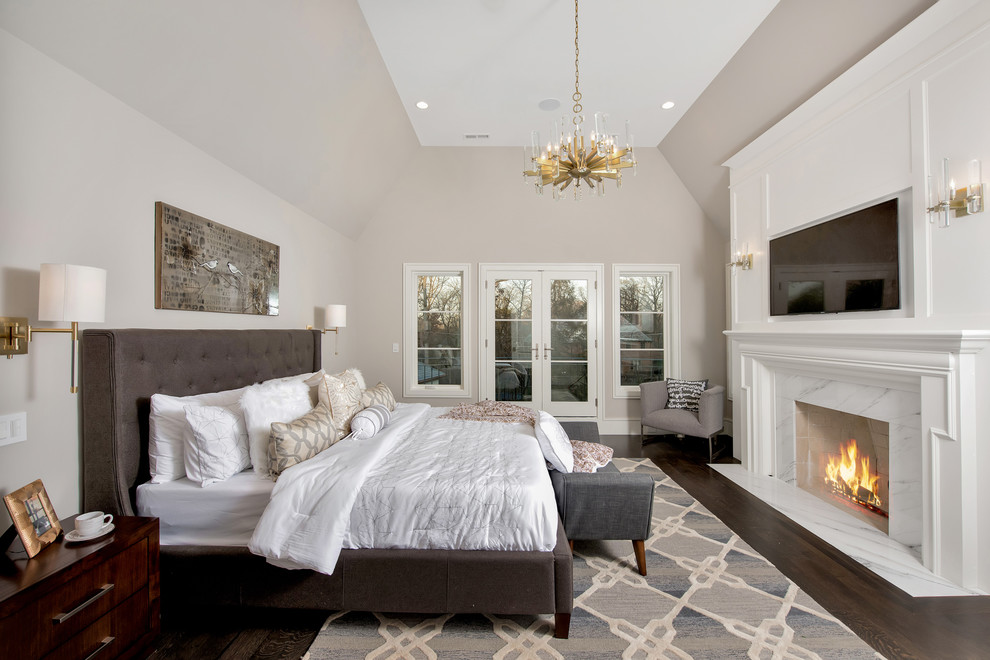 シカゴにある広いトランジショナルスタイルのおしゃれな主寝室 (濃色無垢フローリング、標準型暖炉、石材の暖炉まわり、茶色い床、ベージュの壁) のレイアウト