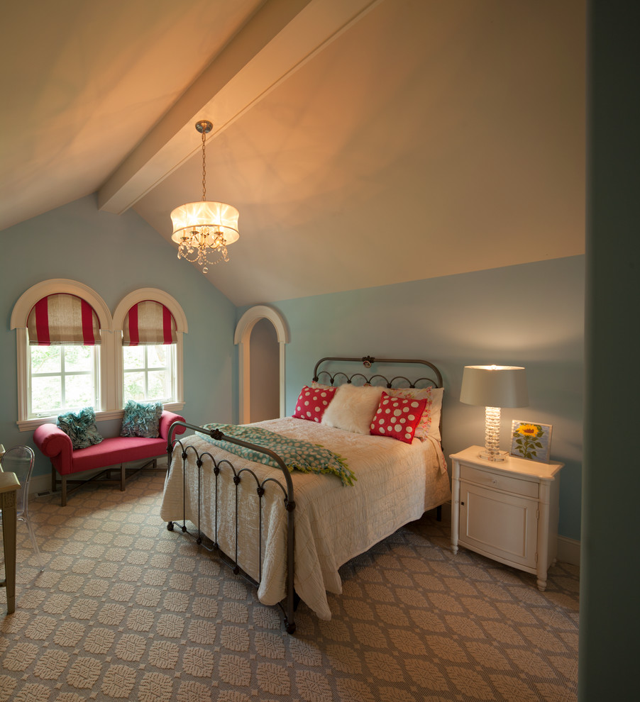 Diseño de dormitorio tradicional renovado con paredes azules y techo inclinado