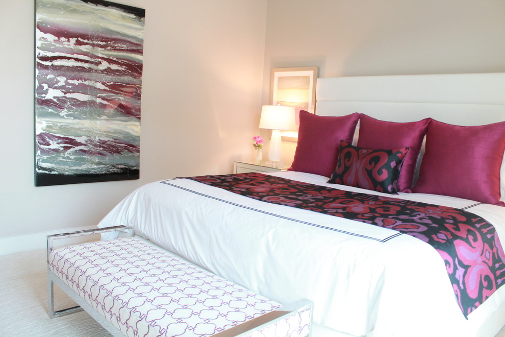 Стильный дизайн: маленькая гостевая спальня (комната для гостей) в современном стиле с серыми стенами и ковровым покрытием без камина для на участке и в саду - последний тренд