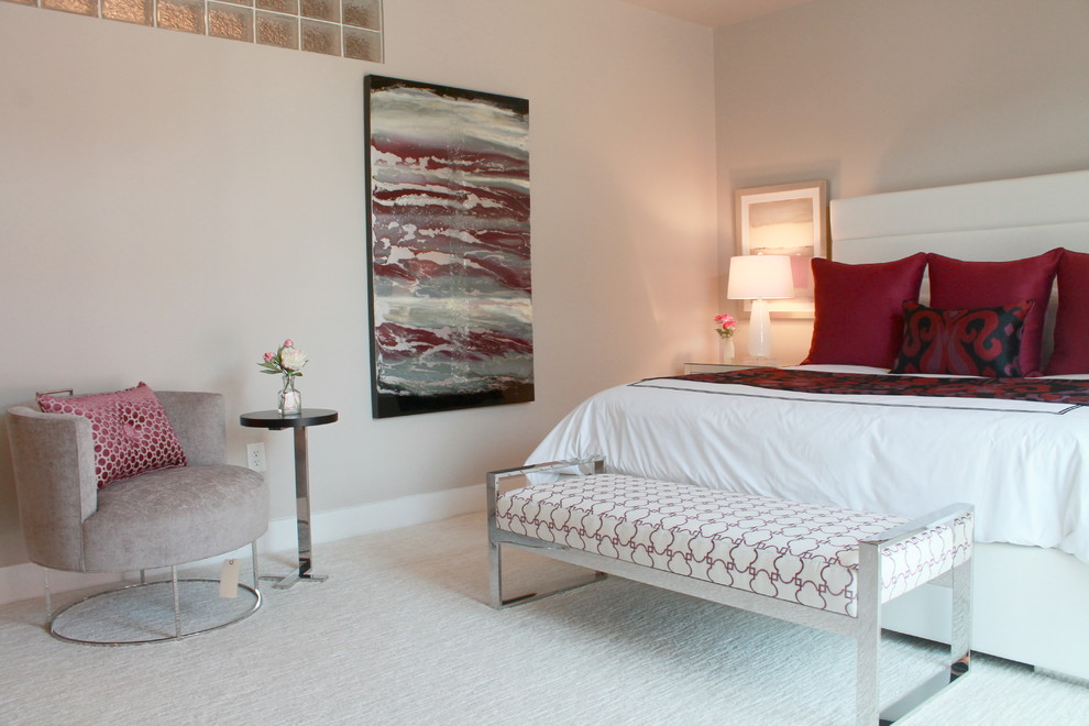 Imagen de habitación de invitados contemporánea pequeña sin chimenea con paredes grises y moqueta