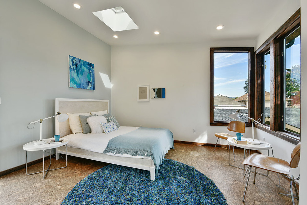 Стильный дизайн: хозяйская спальня среднего размера в стиле фьюжн с синими стенами и пробковым полом без камина - последний тренд