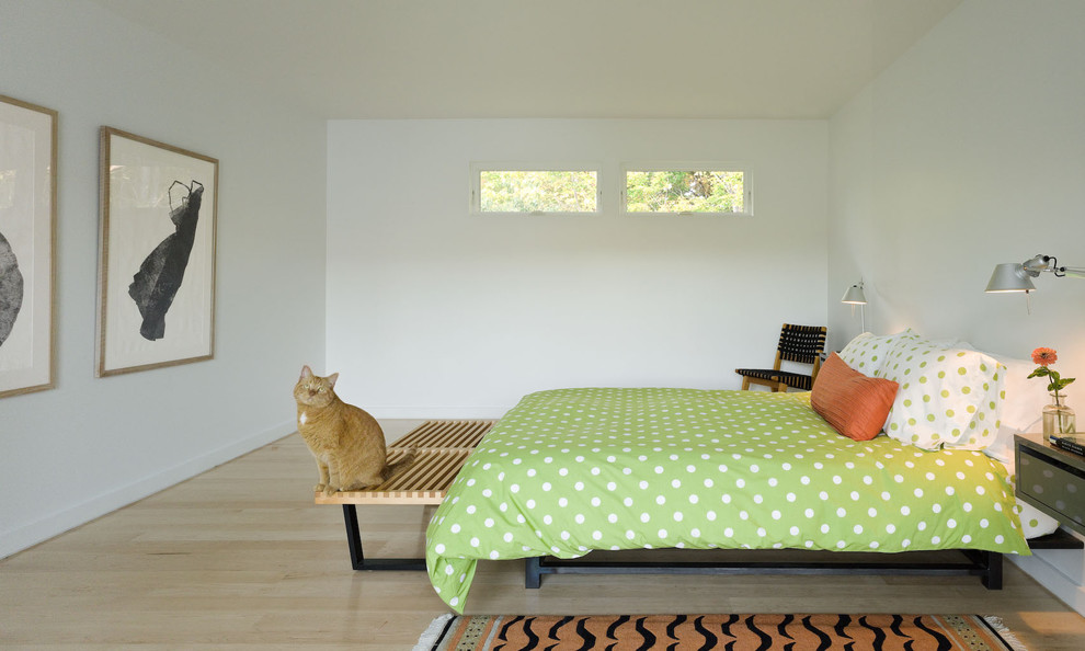 Foto de dormitorio campestre con paredes blancas y suelo de madera clara