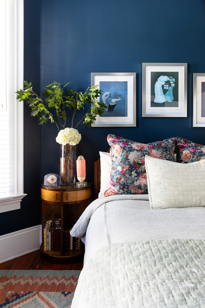 サンディエゴにある小さなエクレクティックスタイルのおしゃれな客用寝室 (青い壁、無垢フローリング) のインテリア