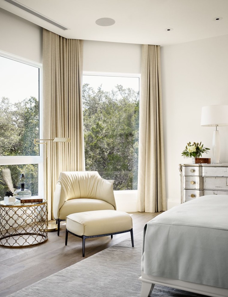 Стильный дизайн: хозяйская спальня в современном стиле с белыми стенами - последний тренд