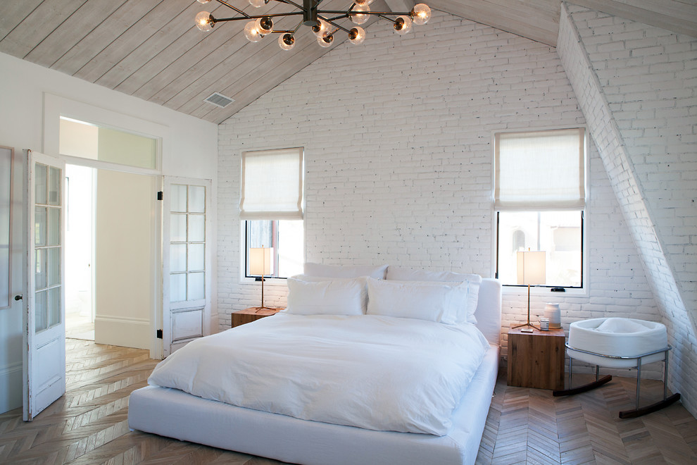 ロサンゼルスにあるカントリー風のおしゃれな寝室 (白い壁、淡色無垢フローリング、勾配天井) のレイアウト
