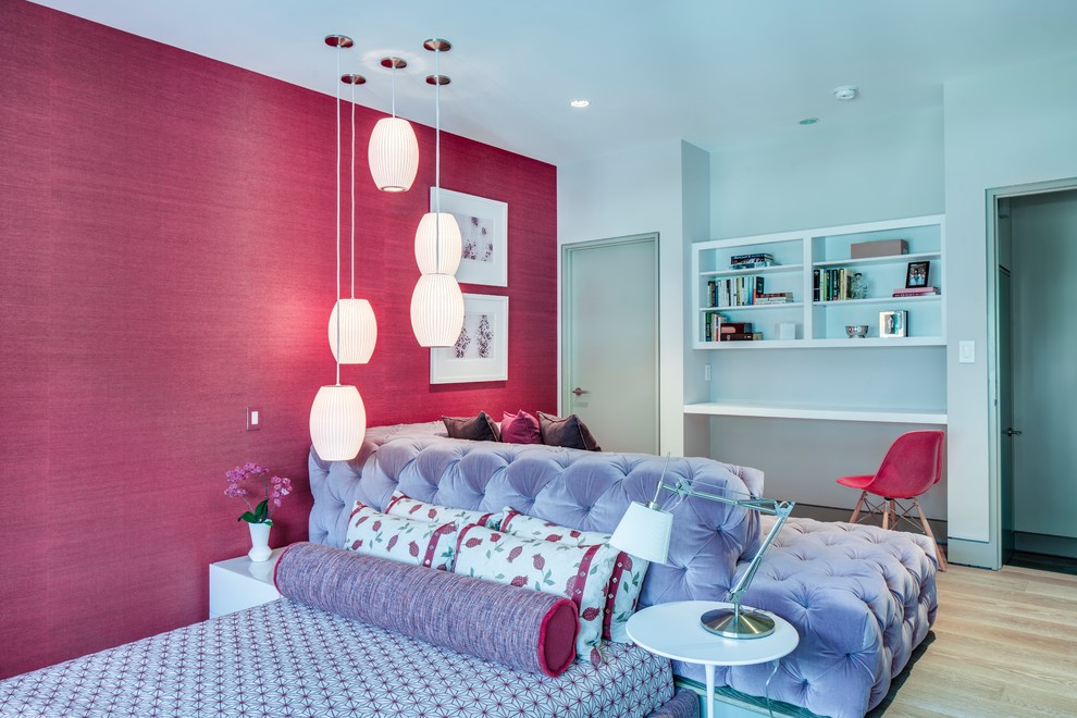 Ispirazione per una camera da letto moderna di medie dimensioni con pareti multicolore, parquet chiaro, pavimento marrone e nessun camino