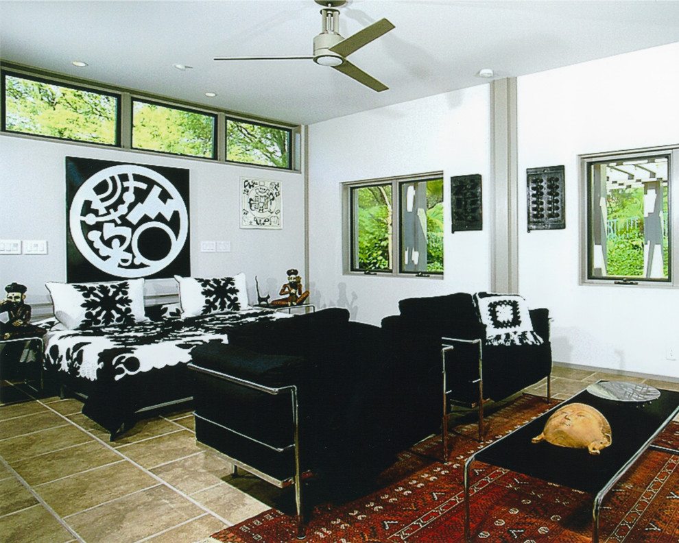 Идея дизайна: огромная гостевая спальня (комната для гостей) в стиле модернизм с белыми стенами и полом из керамической плитки
