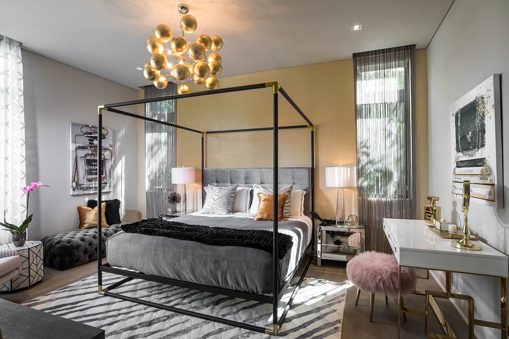 Idéer för ett mellanstort modernt sovrum, med gula väggar, ljust trägolv och beiget golv