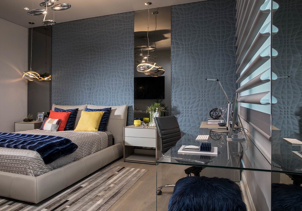 Esempio di una camera da letto minimal di medie dimensioni con pareti blu, parquet chiaro e pavimento beige