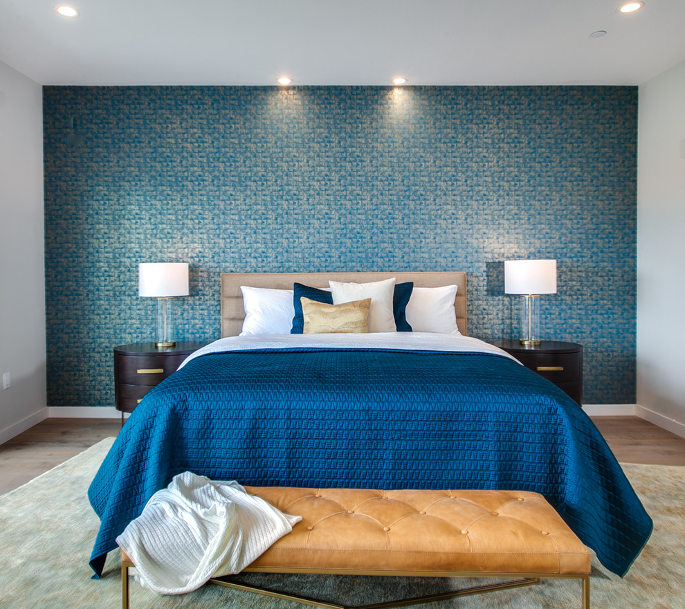 Ejemplo de dormitorio principal minimalista grande sin chimenea con paredes grises, suelo de madera en tonos medios y suelo marrón