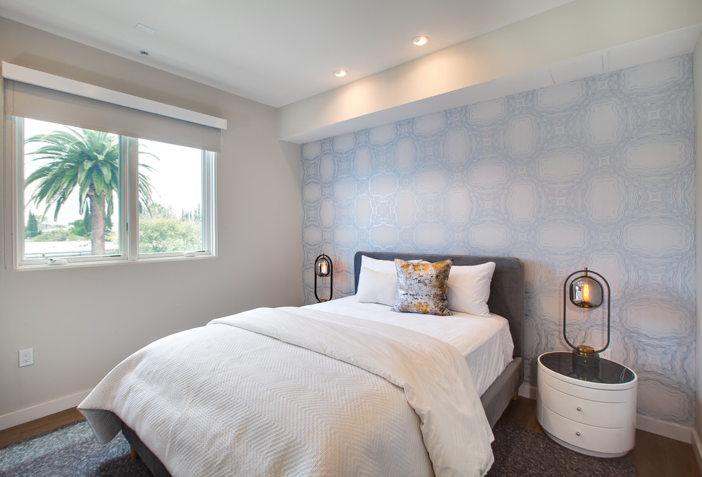 Imagen de habitación de invitados minimalista de tamaño medio sin chimenea con paredes multicolor