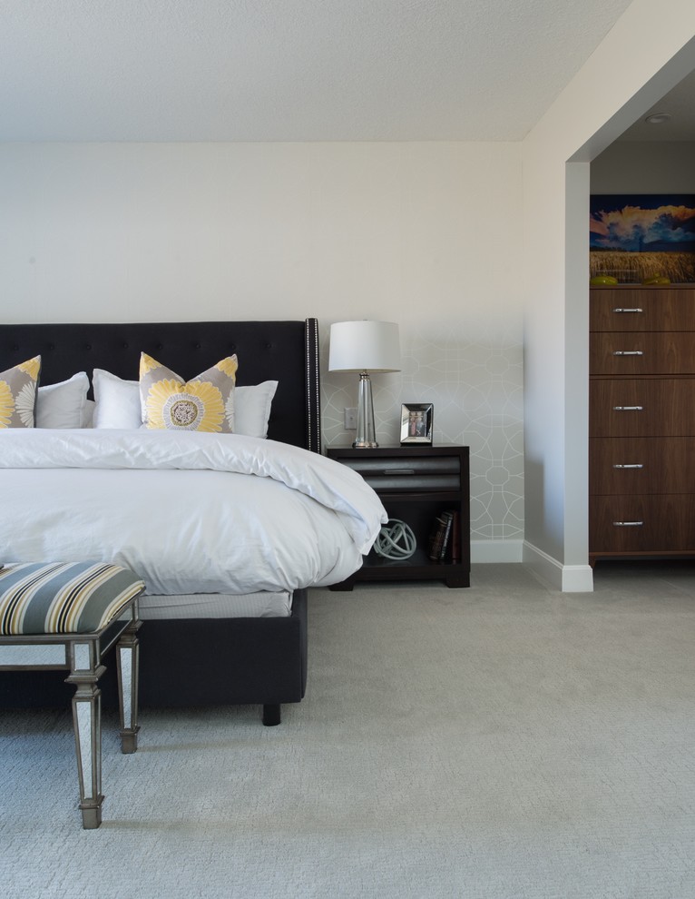 Идея дизайна: большая хозяйская спальня в современном стиле с бежевыми стенами, ковровым покрытием и серым полом без камина