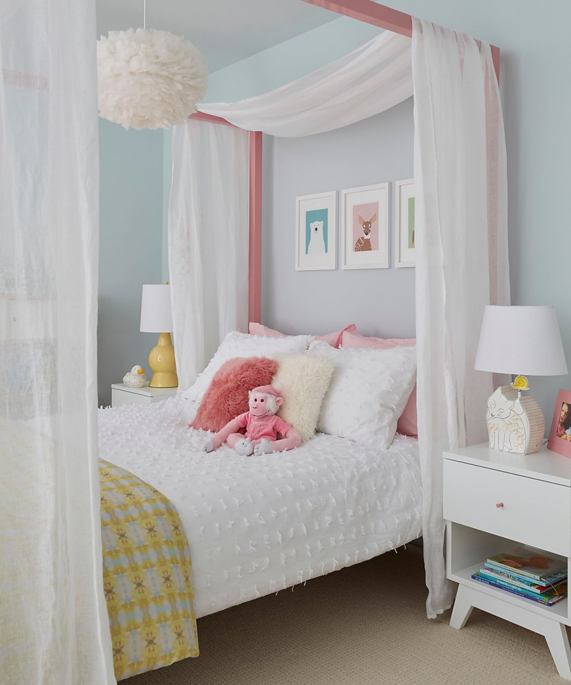 Idee per una grande camera da letto minimalista con pareti blu, moquette e pavimento beige