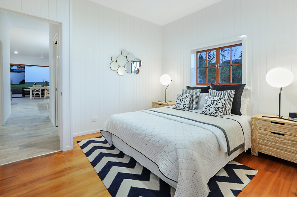 Kleines Shabby-Chic Hauptschlafzimmer ohne Kamin mit weißer Wandfarbe, hellem Holzboden und braunem Boden in Brisbane