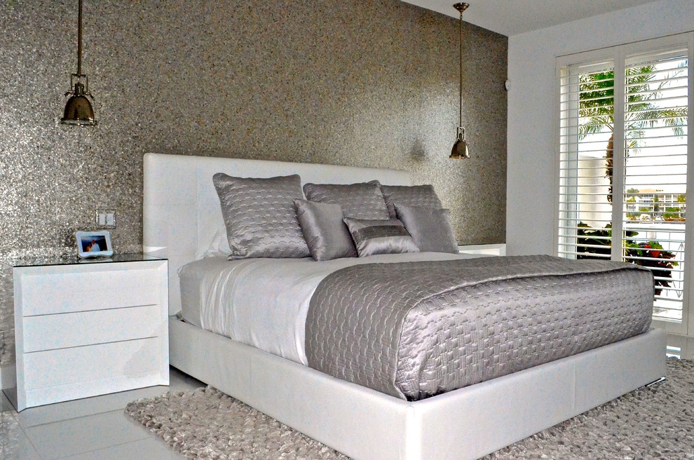 Идея дизайна: большая хозяйская спальня в стиле модернизм с полом из керамогранита