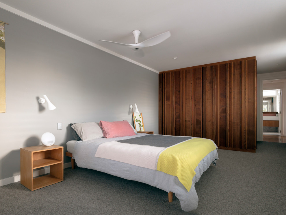 На фото: маленькая хозяйская спальня в стиле ретро с серыми стенами, ковровым покрытием и серым полом для на участке и в саду с