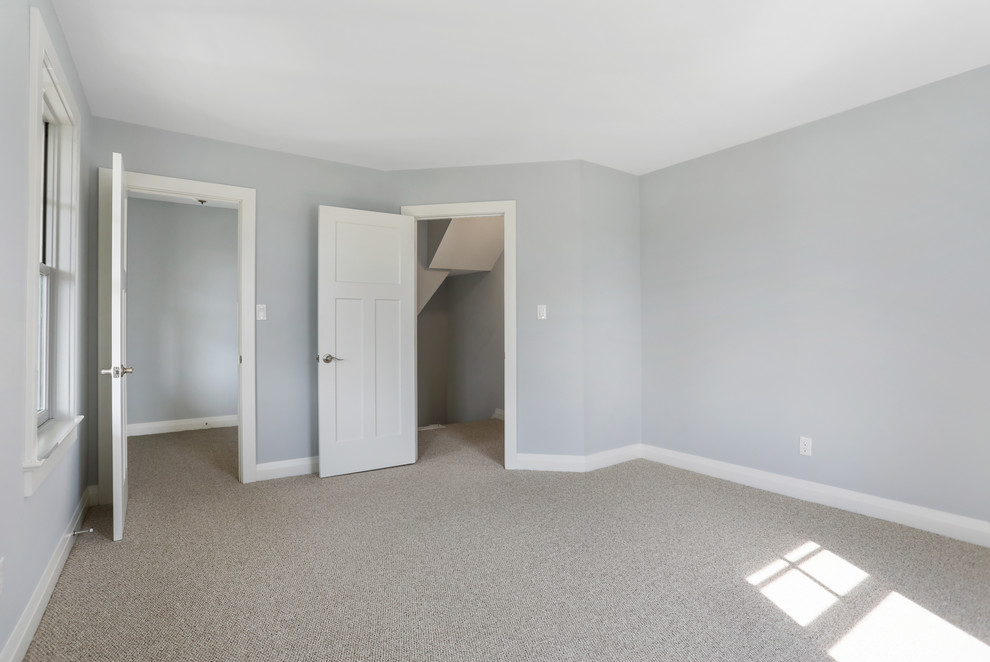 Idée de décoration pour une chambre design de taille moyenne avec un mur bleu, aucune cheminée et un sol beige.