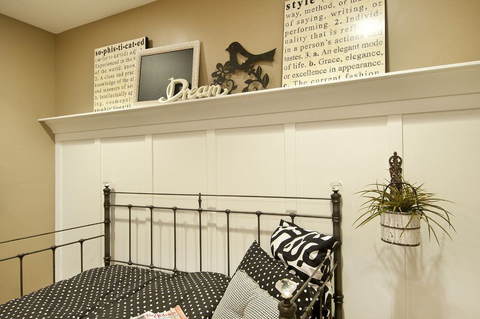 Esempio di una grande camera degli ospiti stile americano con pareti beige, moquette e nessun camino