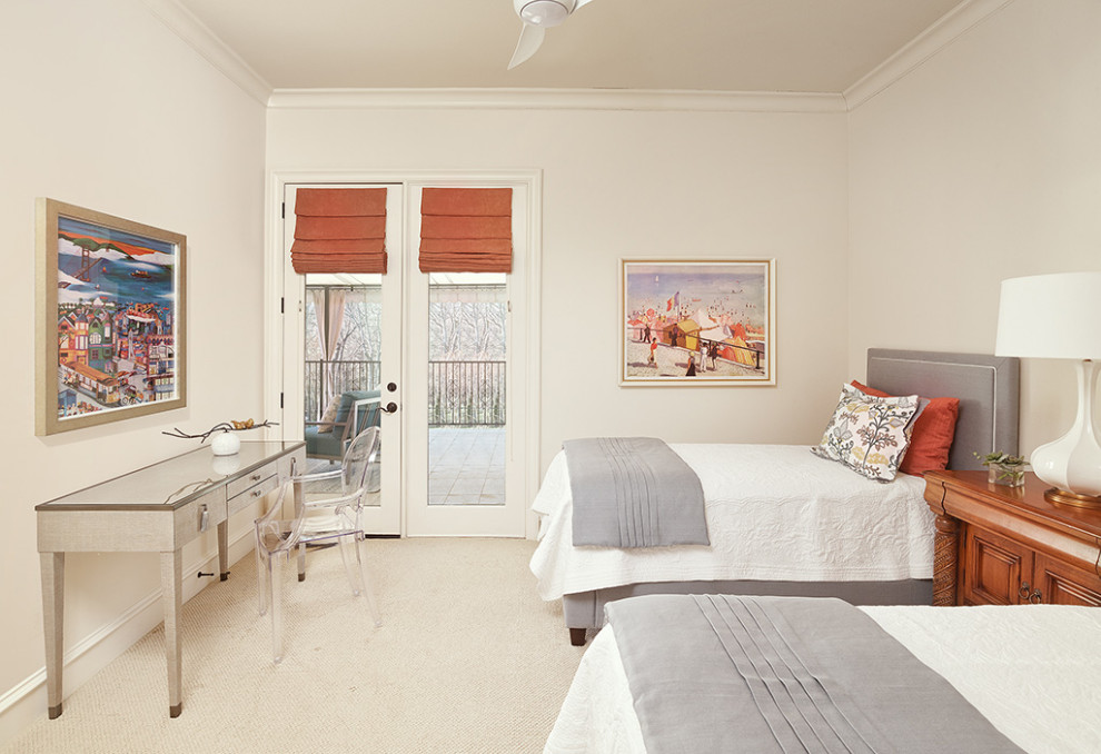 Esempio di una camera degli ospiti mediterranea con pareti beige, moquette, nessun camino e pavimento beige