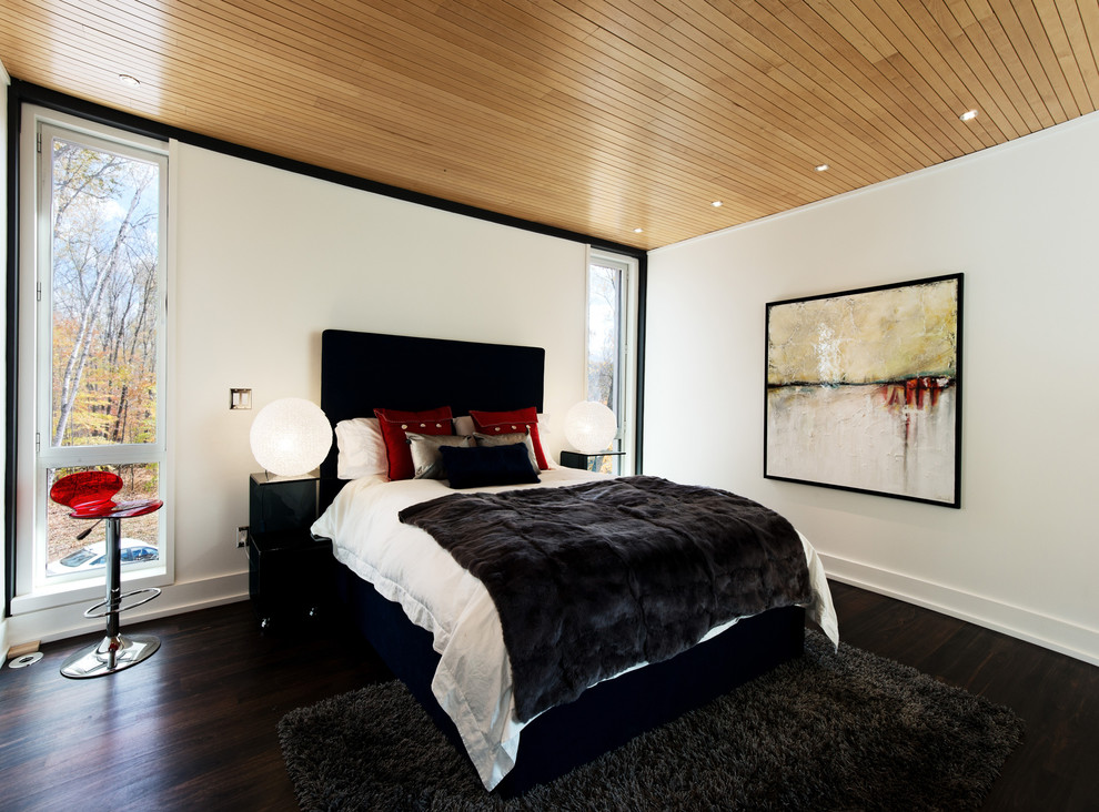 モントリオールにあるコンテンポラリースタイルのおしゃれな寝室 (白い壁、濃色無垢フローリング) のインテリア