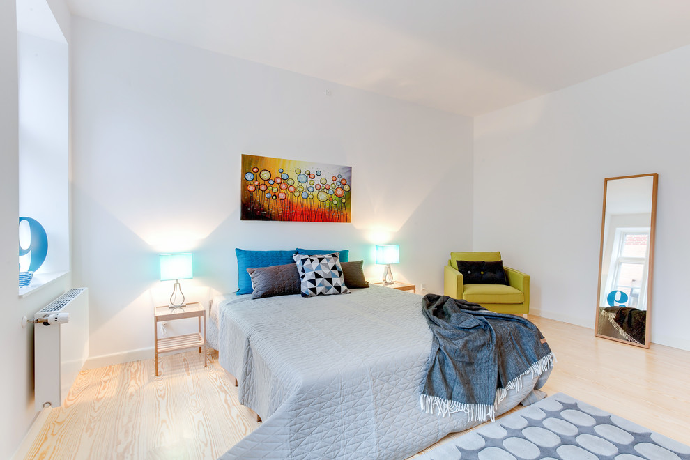 Großes Nordisches Hauptschlafzimmer mit weißer Wandfarbe und hellem Holzboden in Aarhus