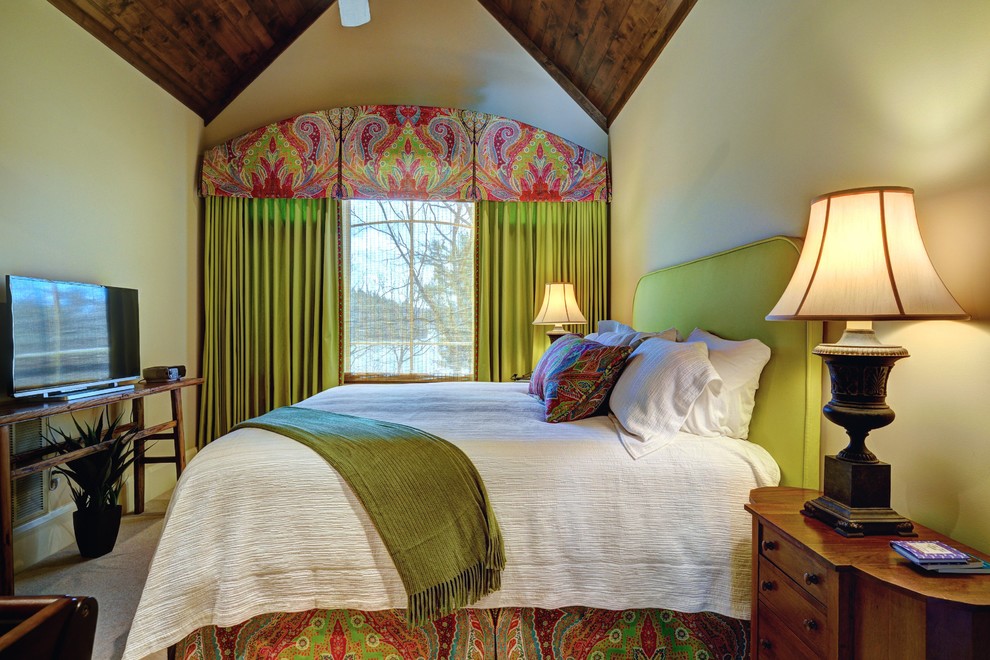 Ispirazione per una camera da letto rustica con pareti verdi e moquette