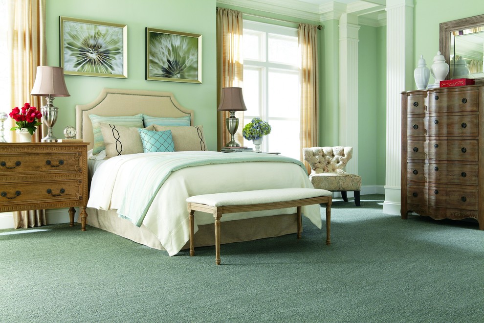 Klassisches Hauptschlafzimmer ohne Kamin mit grüner Wandfarbe und Teppichboden in Salt Lake City
