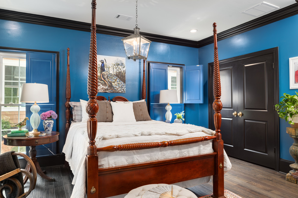 Cette photo montre une grande chambre parentale chic avec un mur bleu, parquet foncé et aucune cheminée.