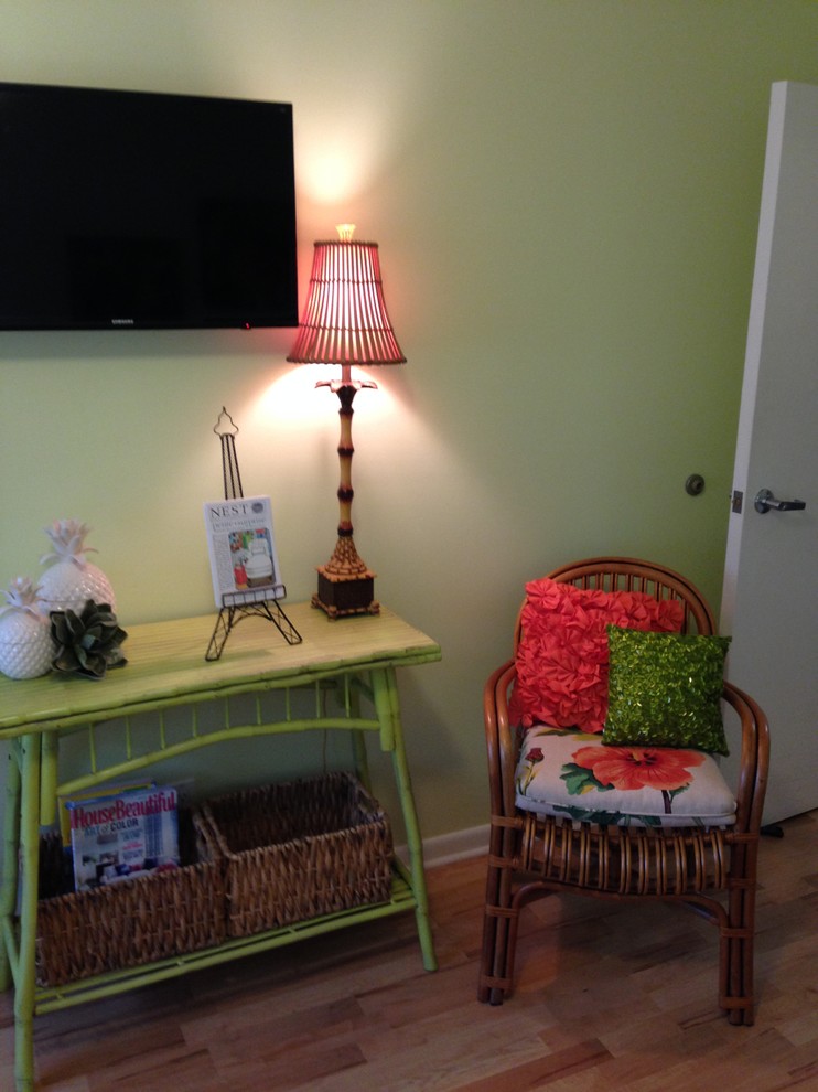 マイアミにある小さなトラディショナルスタイルのおしゃれな客用寝室 (緑の壁、竹フローリング、暖炉なし) のレイアウト