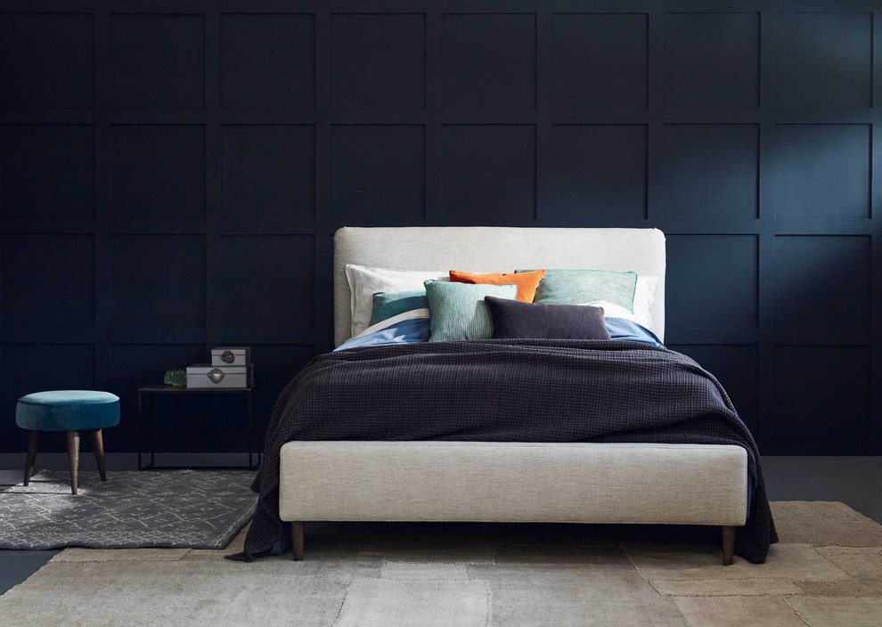 Mittelgroßes Modernes Hauptschlafzimmer mit schwarzer Wandfarbe, gebeiztem Holzboden und grauem Boden in Surrey
