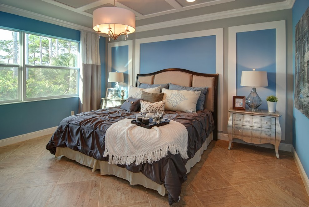Идея дизайна: хозяйская спальня в стиле фьюжн с разноцветными стенами и полом из керамической плитки без камина