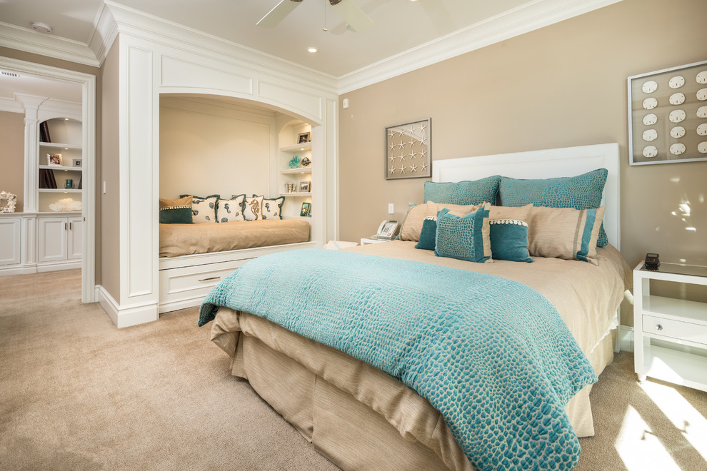 Maritimes Schlafzimmer mit beiger Wandfarbe und Teppichboden in Orange County