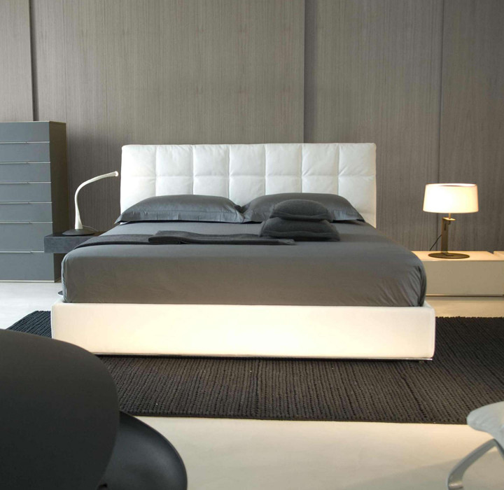 На фото: большая хозяйская спальня в современном стиле с белыми стенами и серым полом