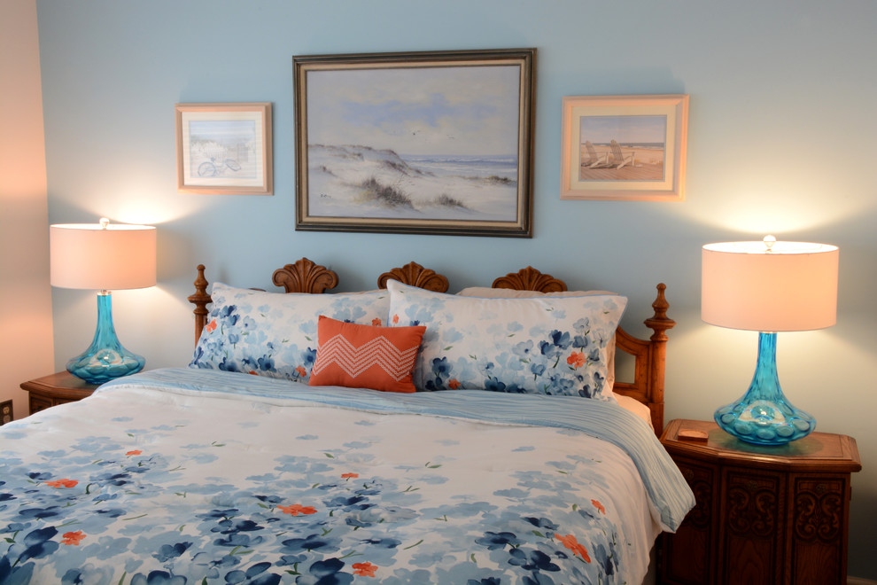 На фото: гостевая спальня среднего размера, (комната для гостей) в морском стиле с разноцветными стенами, паркетным полом среднего тона и коричневым полом с
