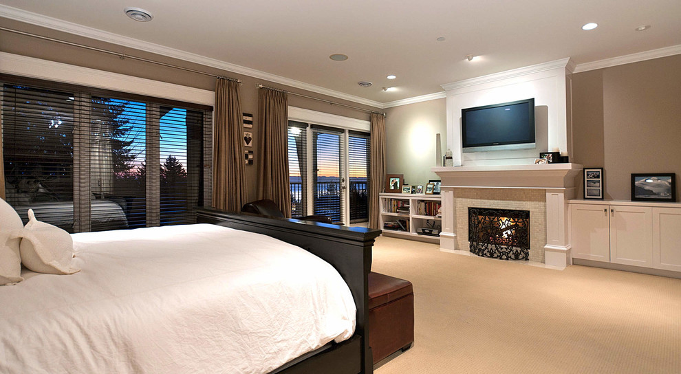 Стильный дизайн: хозяйская спальня среднего размера в морском стиле с коричневыми стенами, ковровым покрытием, стандартным камином и фасадом камина из плитки - последний тренд